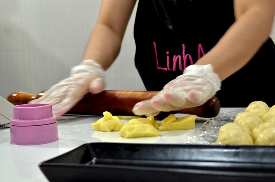 Ngộ nghĩnh bánh Trung thu thủ công - 2 Cán bột.