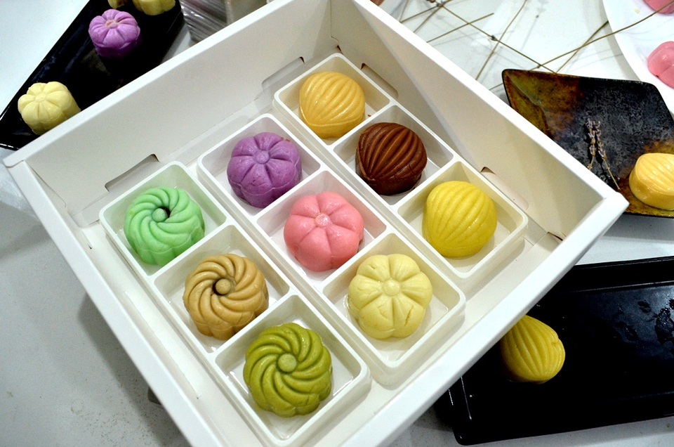 Ngộ nghĩnh bánh Trung thu thủ công - 4 Nguyên liệu socola sẽ cho bánh ra màu nâu, lá cẩm cho màu tím, quả việt quất cho màu tím, chanh dây cho màu vàng tươi…trà xanh matcha cũng góp một màu khá bắt mắt.