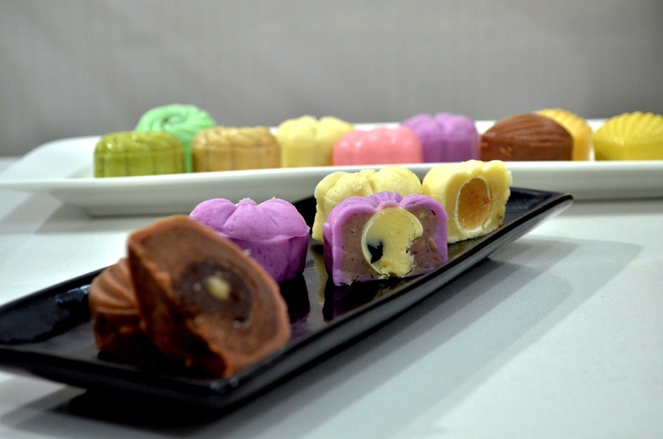 Ngộ nghĩnh bánh Trung thu thủ công - 5 Bên trong những chiếc bánh xinh xắn là nhân kem, vị rất ngon khi để ở nhiệt độ lạnh.