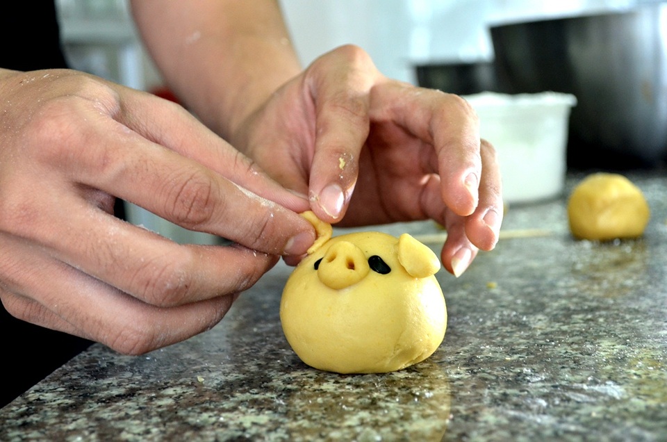 Ngộ nghĩnh bánh Trung thu thủ công - 8 Gắn mắt, chỉnh tai cho heo con…