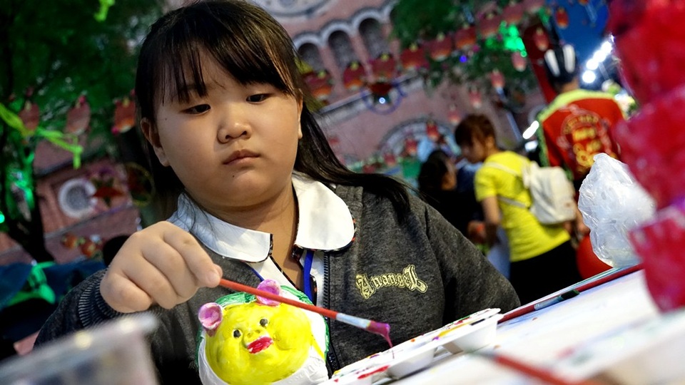 Lung linh Tết Trung thu cho trẻ em khó khăn đầu tiên trên đường Sách - 11 Được vui chơi, nô đùa là mơ ước của rất nhiều trẻ thơ. Với các em, đâu đó trong tâm hồn vẫn cần lắm tình thương yêu của ba mẹ.