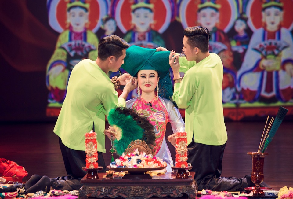Tứ phủ- hoành tráng vở diễn hầu đồng - 3 Hầu đồng đang chuẩn bị xiêm y cho Thanh đồng.