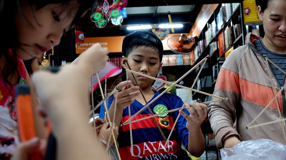 Lung linh Tết Trung thu cho trẻ em khó khăn đầu tiên trên đường Sách - 3 Ngoài tự tay làm lồng đèn, việc được ra quận trung tâm cũng làm cho các bé vô cùng háo hức.