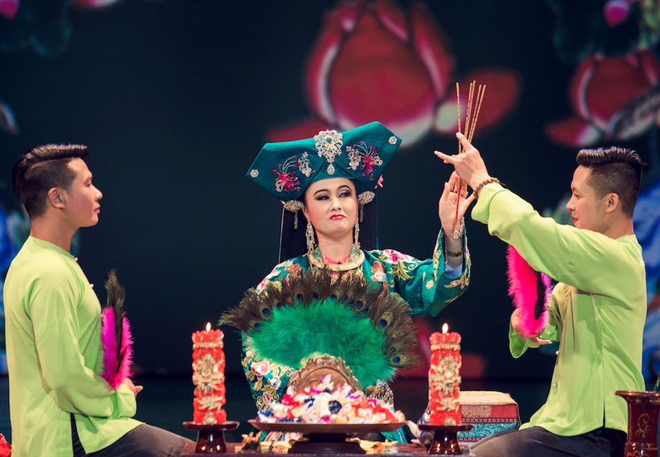 Tứ phủ- hoành tráng vở diễn hầu đồng - 4 Hầu hương.