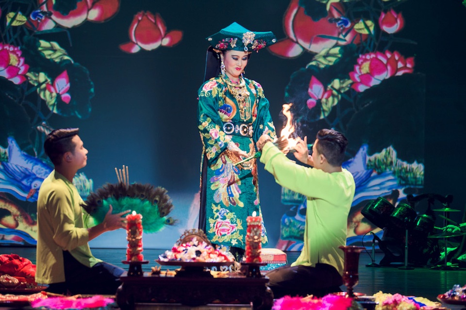 Tứ phủ- hoành tráng vở diễn hầu đồng - 5 Chuẩn bị vào phần chính của Chầu Đệ Nhị.