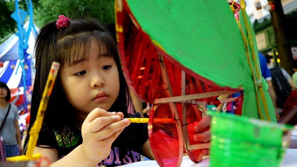 Lung linh Tết Trung thu cho trẻ em khó khăn đầu tiên trên đường Sách - 5 Màu này đúng chưa nhỉ!?