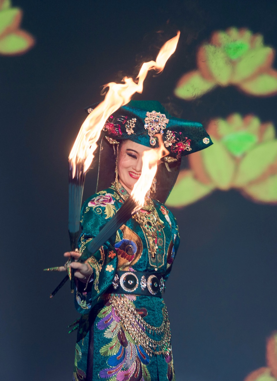 Tứ phủ- hoành tráng vở diễn hầu đồng - 6 Sân khấu trở nên hoành tráng khi Thanh đồng ra bộ với hỏa hương.