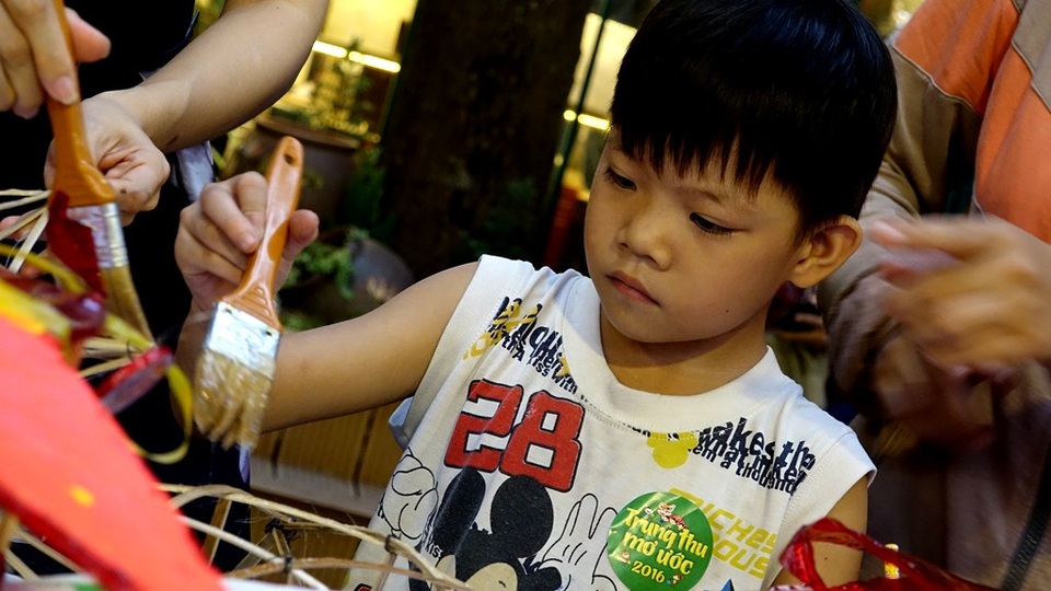 Lung linh Tết Trung thu cho trẻ em khó khăn đầu tiên trên đường Sách - 6 “Để con quét hồ!”.