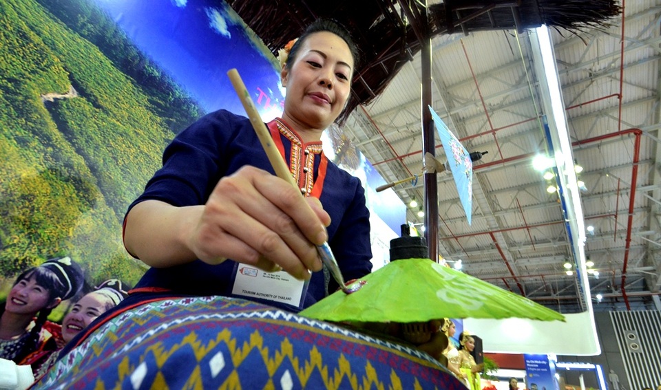 Vẽ truyền thống trên dù giấy.