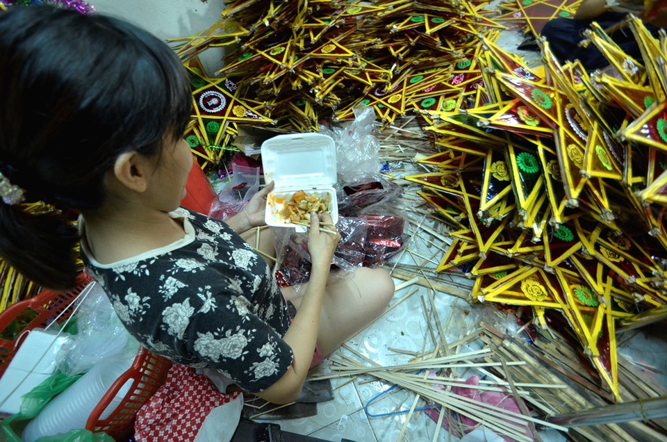 Ngủ tại xưởng, lót dạ với cơm hộp là điều bình thường trong những ngày này.