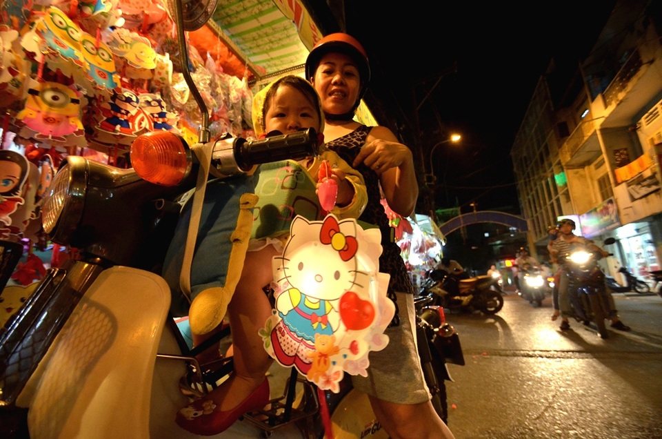 Tiện lợi, không chơi nến, màu sắc bắt mắt nên nhiều bậc phụ huynh vẫn chọn đèn chạy pin.