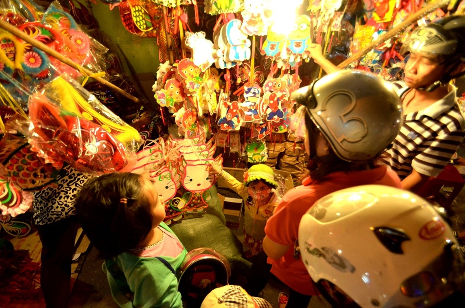 Theo thị hiếu, các mẫu thủ công truyền thống cũng phải chạy đua mẫu mã với hàng công nghệ.