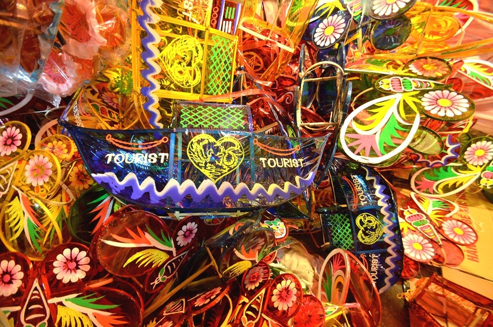 Theo một số phụ huynh, vì con còn nhỏ nên phải mua lồng đèn chạy pin chứ bản thân vẫn thích lồng đèn truyền thống. “Với tôi, lồng đèn chạy pin chỉ như là dạo chơi thôi, chính vẫn là lồng đèn truyền thống. Đèn chạy pin đâu có tặng để trưng được, chỉ cho con nít chơi chốc lát. Mình tặng lồng đèn thủ công, có khi người ta treo cả năm ấy chứ. Mỗi lần đến chơi, nhìn chiếc lồng đèn mình tặng treo trong nhà, sướng lắm chớ…” chị Mai Diễm (quận 11) chia sẻ.