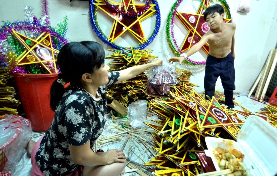 Mỗi năm chỉ có một mùa trung thu nên mọi người ai cũng tranh thủ làm thêm.