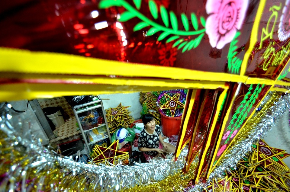 Lồng đèn ông sao loại lớn là sản phẩm hút hàng năm nay.