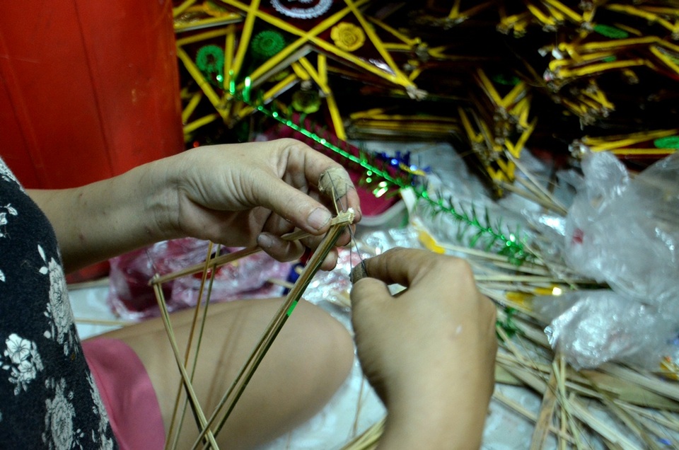 Cứ vào đợt hàng, hai ngón trỏ của chị Thu cứ phải quấn băng cá nhân suốt vì liên tục bị trầy xước.