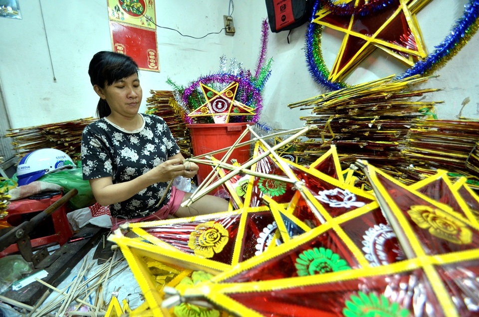  Một lồng đèn truyền thống dù kích thước lớn hay nhỏ, thiết kế đơn giản hay cầu kỳ đều được chuẩn bị trong thời gian dài. Từ sau dịp Tết Nguyên đán, nhiều nhà phải xuống các tỉnh miền Tây đặt mua lồ ồ, tre để chẻ nan tạo khung, bởi loại cây này có độ dẻo và dễ tạo hình. Trải qua 10 công đoạn (chẻ nan, tạo hình, kết kẽm, dán giấy, sơn phết, vẽ trang trí) sản phẩm mới thành hình.