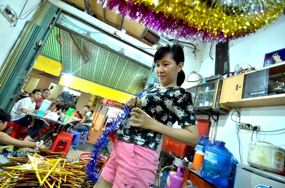 Lồng đèn Phú Bình, một thời huy hoàng là thế, nhưng hơn 10 năm trở lại đây dần thưa thớt do cạnh trạnh với đèn công nghệ. Mỗi mùa Trung thu, lồng đèn Phú Bình lại dần mất đi những hình ảnh nhà nhà, người người chung tay quây quần làm lồng đèn. Việc một chiếc lồng đèn được làm thủ công sẽ có chi phí cao hơn hẳn so với loại lồng đèn công nghiệp nhưng lại không đa dạng mẫu mã, công nghệ, cũng như sức tiêu thụ lồng đèn bóng kính không còn mạnh và việc sản xuất không có lời khiến nghệ nhân không dám đầu tư thực hiện và sáng tạo.