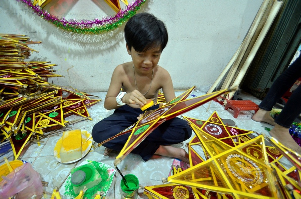 Sau khi định khung, dán giấy kiếng,  đèn lồng sẽ được in họa tiết.