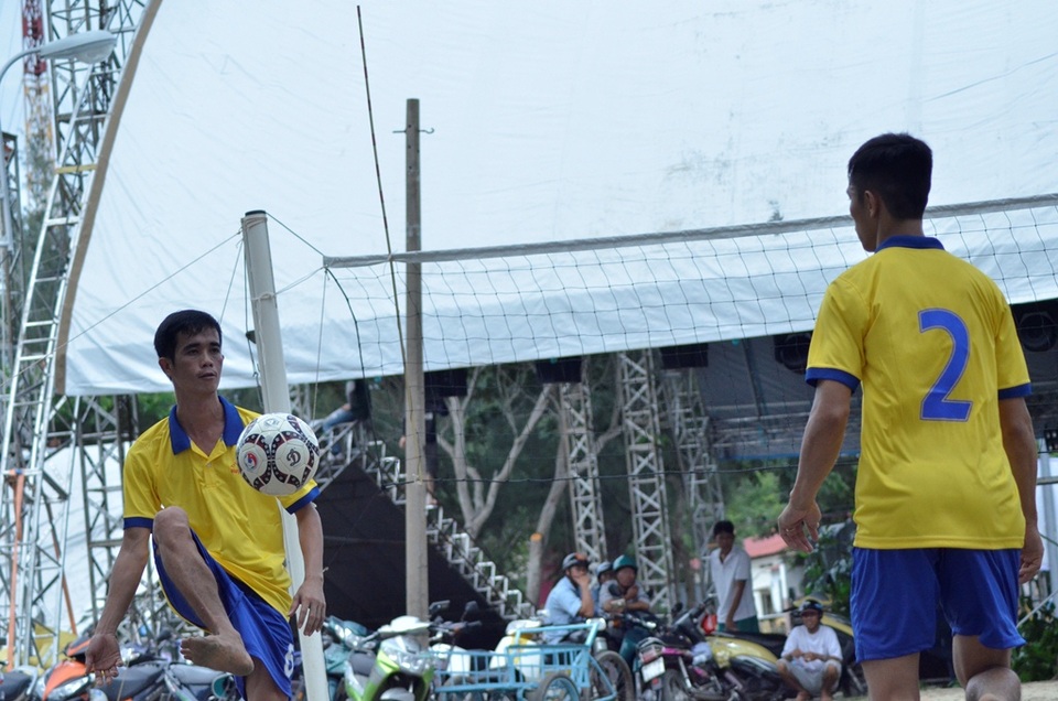 Chuyền 2 đón và trả cho chuyền 3 dứt điểm.