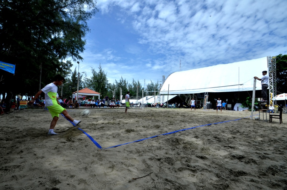 Do phát bóng cố định nên quả bóng thường đặt trên một gò cao.