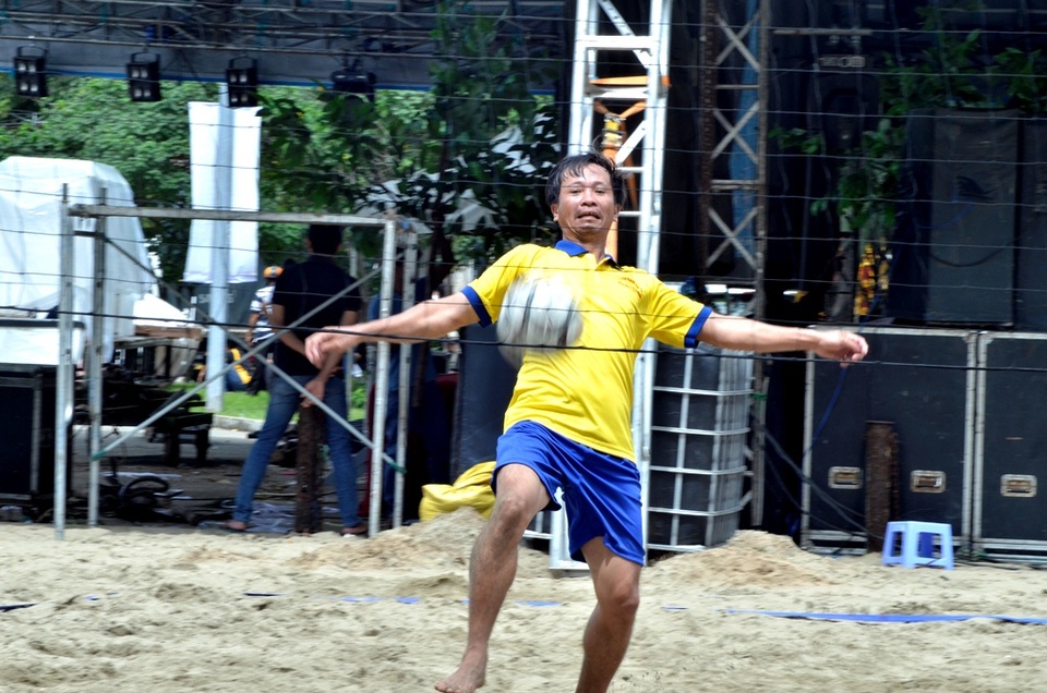 Cú bắt chuyền 1 khá vất vả.