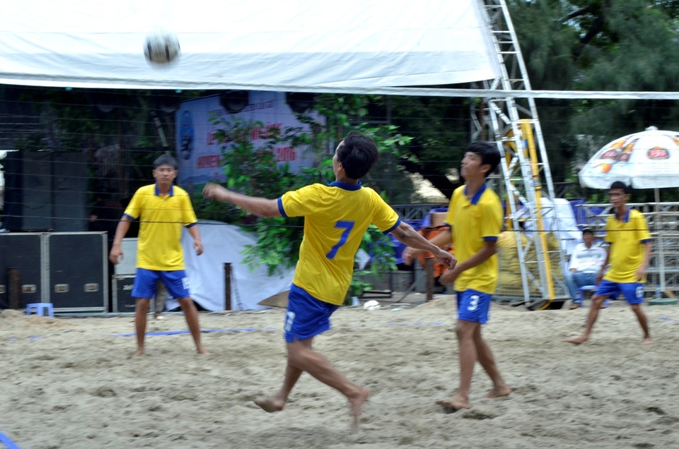 Đón một cú bỏ nhỏ của đối phương.