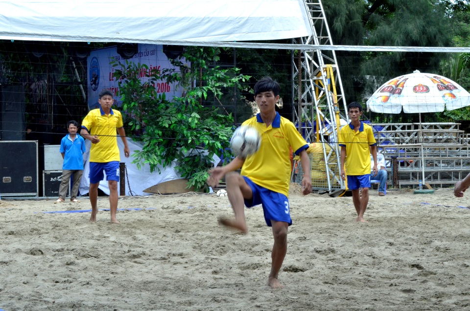 Bình tĩnh bắt chuyền 2. Do là bóng chuyền trên cát nên các vận động viên chỉ thi đấu bằng chân trần.

Di sản văn hóa phi vật thể Quốc gia Lễ hội Nghinh Ông Cần Giờ - TPHCM là lễ hội truyền thống duy nhất của ngư dân huyện Cần Giờ được tổ chức hàng năm nhằm duy trì và phát triển các phong tục, tập quán tốt đẹp, các hoạt động văn hóa trong sản xuất ngư nghiệp; giới thiệu và quảng bá về giá trị truyền thống lịch sử - văn hóa và nét đặc thù của lễ hội Nghinh Ông Cần Giờ.

​Năm nay, lễ hội sẽ diễn ra từ ngày 14-16/9,nhằm ngày 14, 15, 16/8 âm lịch tại thị trấn Cần Thạnh, huyện Cần Giờ, TPHCM.

