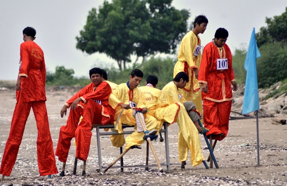 Tại vị trí xuất phát, BTC bố trí bàn để các “kheo thủ” ngồi tựa do không thể đứng một chỗ trong thời gian lâu.