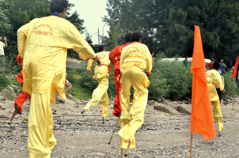 Sau hiệu lệnh xuất phát, các “kheo thủ” nỗ lực di chuyển về đích. Đoạn đường cát bãi biển di chuyển khó nhưng lại êm hơn là mặt đường nhựa. Ở mặt đường nhựa, nếu có bất cẩn ngã, người chơi rất dễ xây xát.