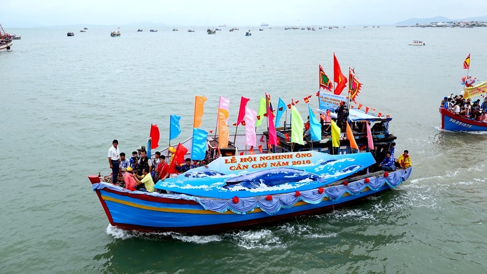 Dọc theo đường rước, ngư dân sống trên biển và bà con hai bên phố bày lễ vật nghênh đón, khói nhang nghi ngút. Cùng với thuyền rồng rước thuỷ tướng, có hàng trăm ghe lớn nhỏ, trang hoàng lộng lẫy, cờ hoa rực rỡ tháp tùng ra biển nghinh Ông.