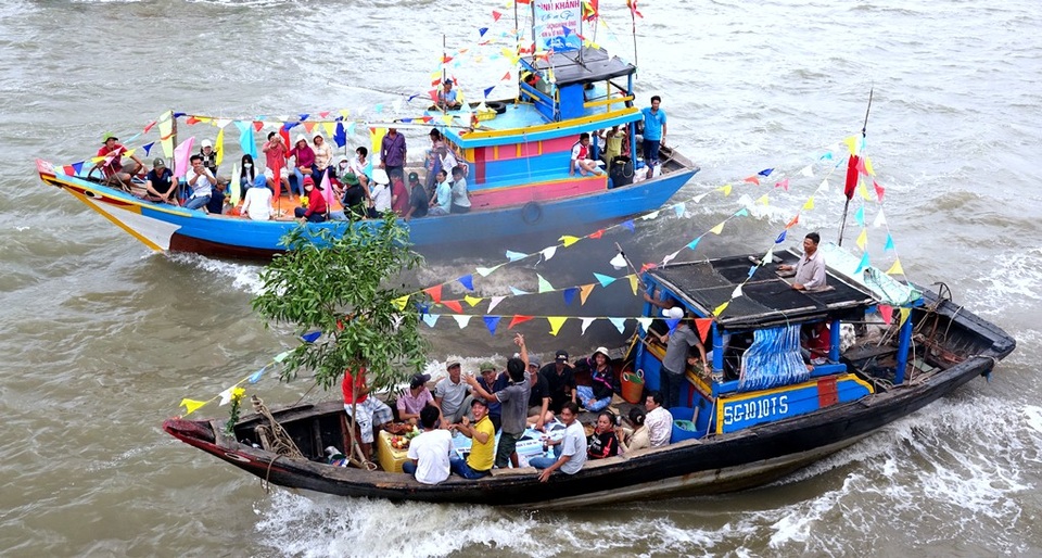 Trước mũi ghe là hương án và mâm lễ vật. Trên các ghe lớn nhỏ này có chở hàng ngàn khách và bà con tham dự đoàn rước. Đoàn rước đi khoảng hai giờ thì quay về bến nơi xuất phát, rước ông về lăng Ông Thuỷ tướng. Tại bến một đoàn múa lân, sư tử, rồng đã đợi sẵn để đón Ôngng về lăng.