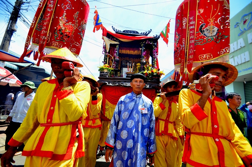 Khi rước Ông vào lăng, các nghi thức đón và tế diễn ra trang trọng, đúng với nghi thức cổ truyền. Các lễ cầu an, xây chầu đại bội, hát bội diễn ra tại lăng ông Thuỷ tướng. Ngoài lăng, có các hoạt động văn hoá văn nghệ. Vào khoảng 20 - 23h cùng ngày lễ cúng tế, hát bội vẫn tiếp tục diễn ra trong lăng.