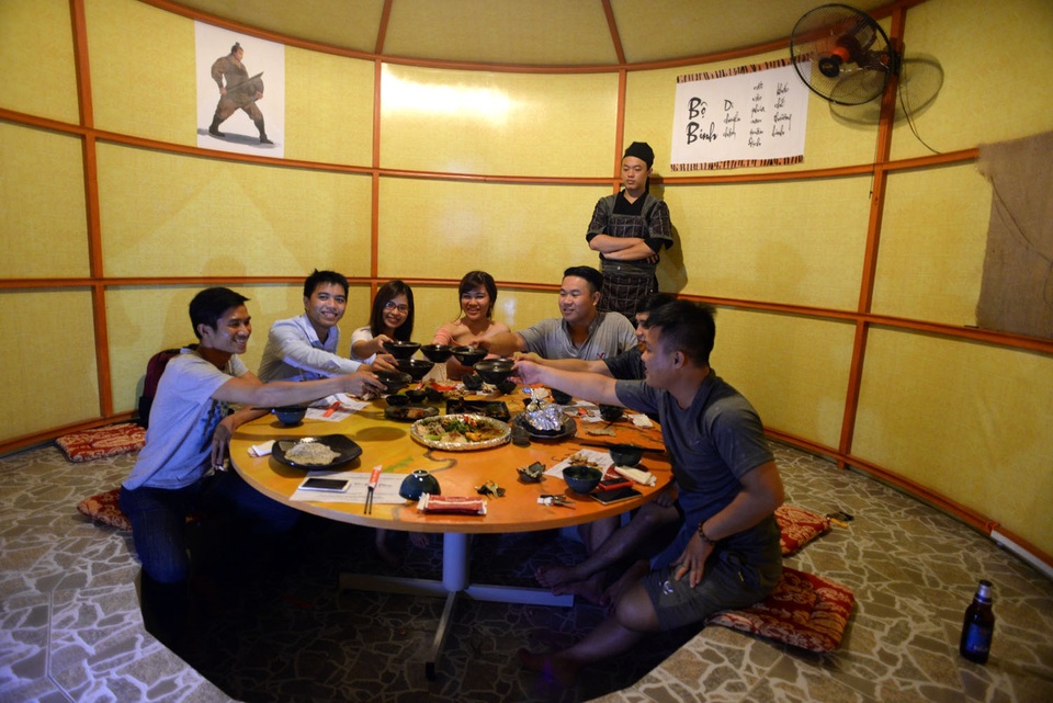 Bên trong các lều nhỏ như bộ binh, kỵ binh được thế kế hình tròn chứa hơn 10 người. Trên bàn và tường đều bản đồ các trận đánh của ba nước Ngụy-Thục-Ngô.