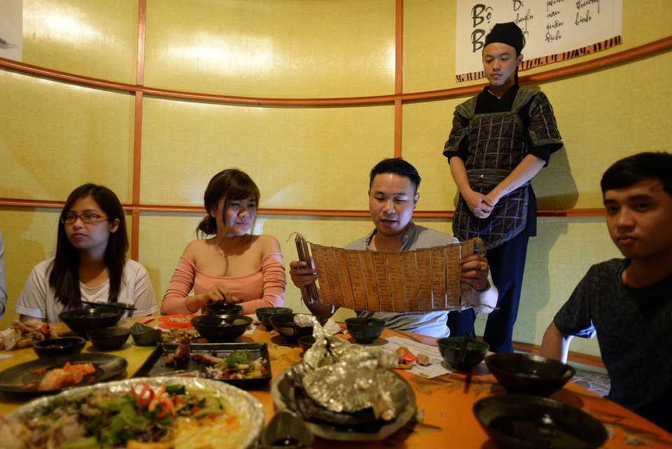 Khách muốn gọi món ăn sẽ dùng thực đơn làm bằng thẻ tre kết với nhau dựa theo các cuốn binh pháp cổ xưa.