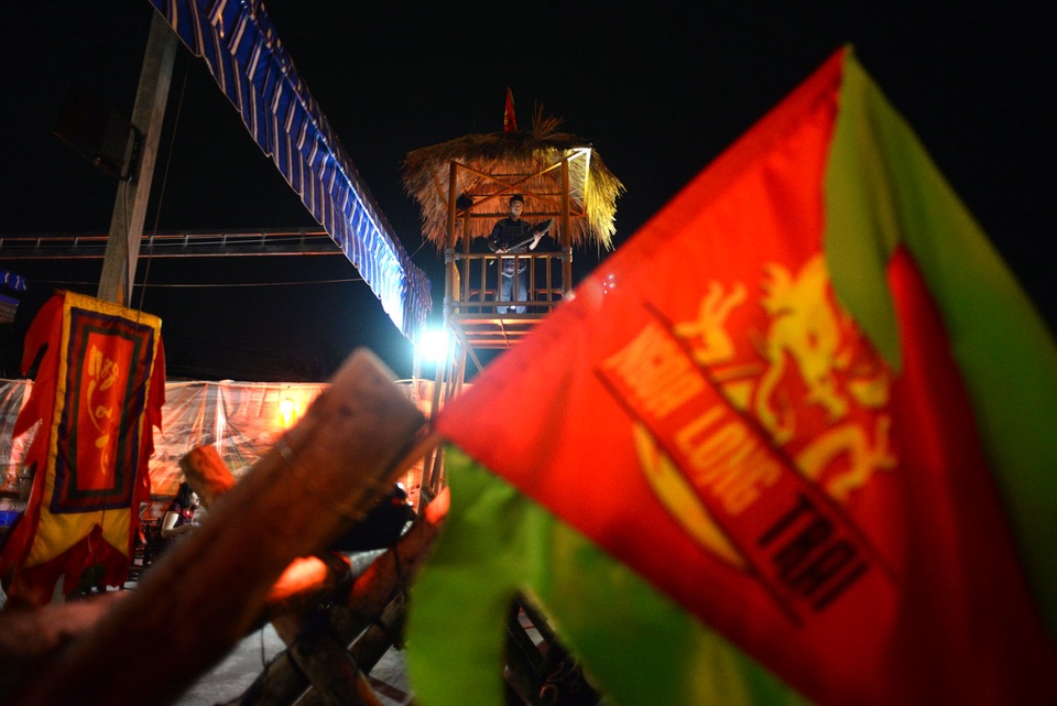 : Cổng ra vào quán dựng chòi canh có binh lính trực gác, được dựng cọc chống thành hàng rào doanh trại.