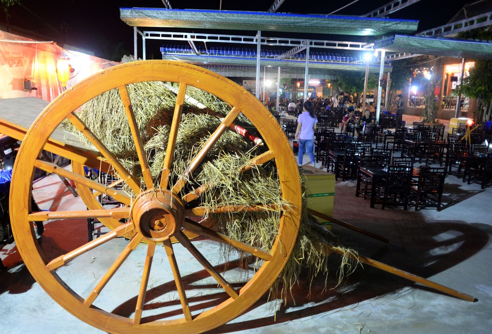 Mô hình xe chở lương thực được đặt bên góc nhà hàng.