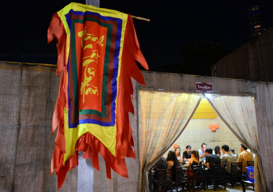 Theo chị Diễm My (quản lí nhà hàng), mọi vật dụng đều do quán tự lên ý tưởng và đặt thợ làm để trông giống như doanh trại của các nước Ngụy-Thục-Ngô trong thời Tam Quốc.