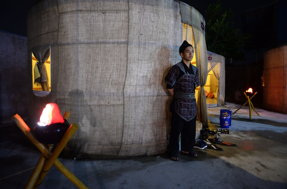 Ở các lều nhỏ, các nhân viên mặc đồ lính đứng canh bên ngoài để phục vụ khách, bên cạnh là những chiếc đuốc thắp sáng.