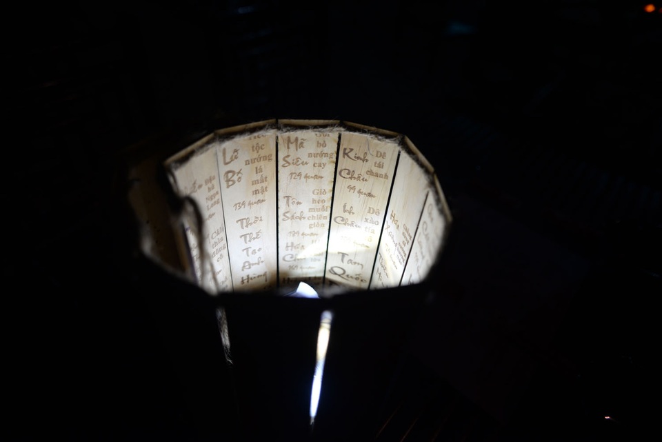 Thực đơn của quán được thiết kế bằng các mảnh gỗ buộc với nhau và nhiều món ăn, món ăn đều được đặt tên dựa theo các nhân vật thời Tam Quốc như Lữ Bố, Quan Vũ, Triệu Vân…