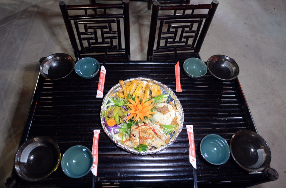 Món gà đặc sản trong quán với tên gọi ba vị tướng Lưu-Quan-Trương