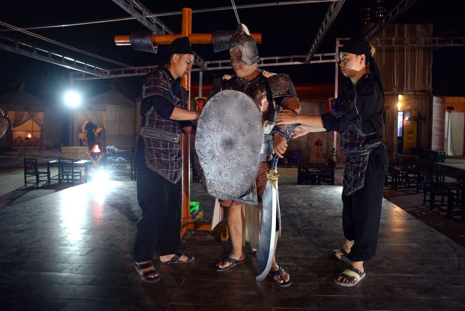 Anh Phan Minh Thông (chủ nhà hàng) cho biết: “Khách tới quán rất thích thú với việc được mặc thử bộ đồ tướng quân. Khi khách mang bộ đồ đi vài vòng tới từng bàn mời bia thì chúng tôi sẽ miễn phí tiền bia cho người ấy”.