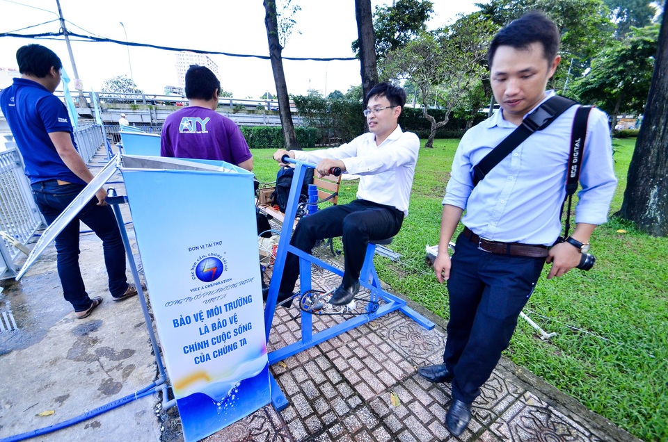 Kênh Nhiêu Lộc được lắp thêm 60 xe đạp lọc nước - 1 Anh Đoàn Kim Thành, GĐ trung tâm phát triển Khoa học Công nghệ Trẻ ( người đạp xe) cho biết: “Mục tiêu của công trình vừa khuyến khích người dân tập thể dục thông qua việc đạp xe và nâng cao ý thức bảo vệ môi trường khi đạp xe lọc nước…”.