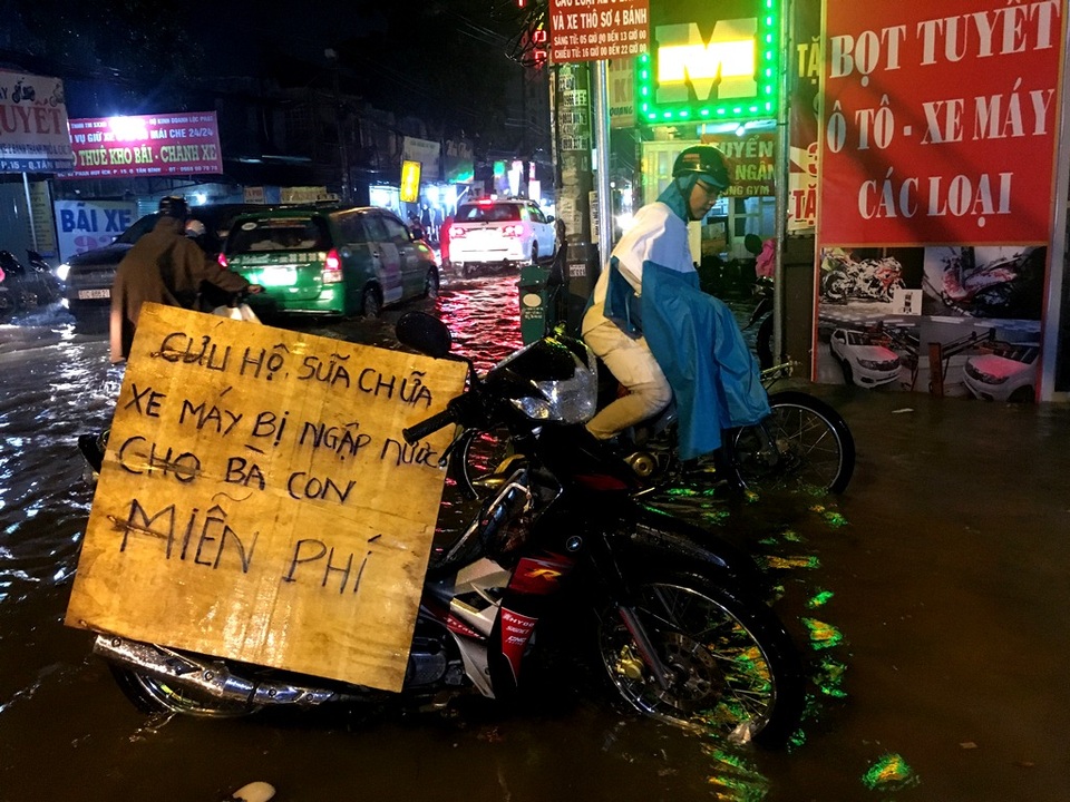 
Tấm biển được dựng ngay bên đường.
