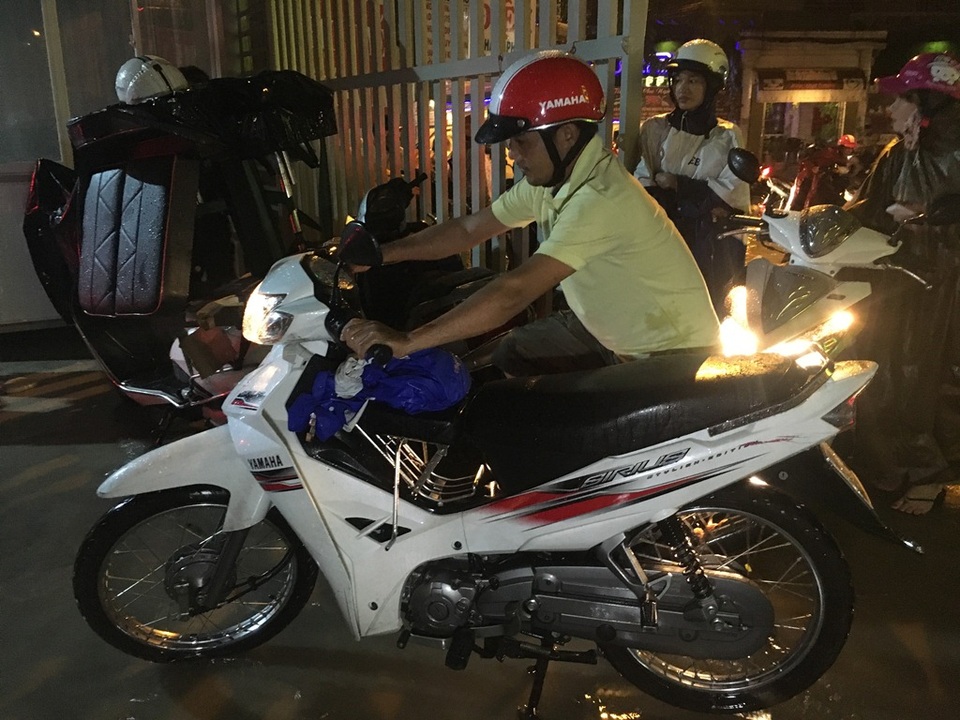 Một chủ xe đang cố đạp máy.