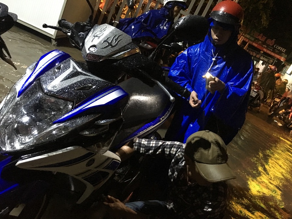 Mỗi người một tay, hỗ trợ nhau để sửa cho nhanh.