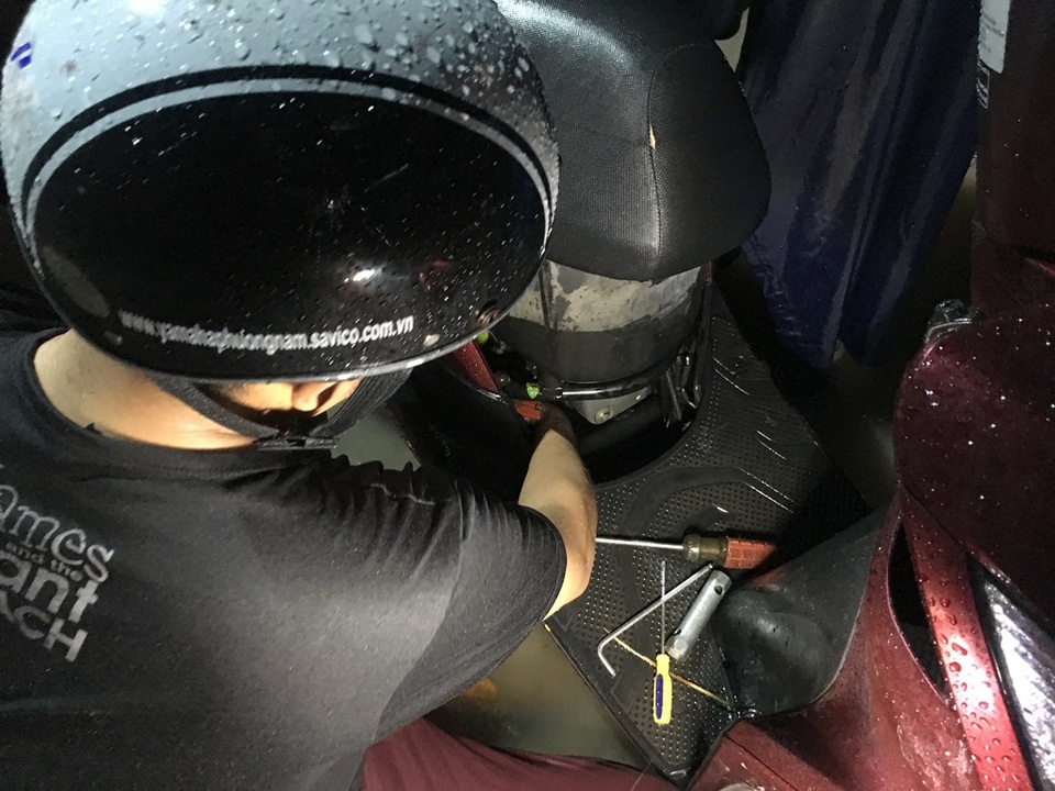 Trời mưa và trên đầu các “hiệp sĩ” chỉ mỗi chiếc nón bảo hiểm.