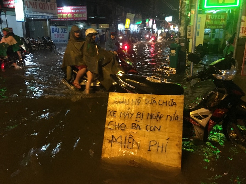 
Số xe máy cần cứu hộ vẫn liên tục được dẫn vào chờ các “hiệp sĩ” ra tay…
