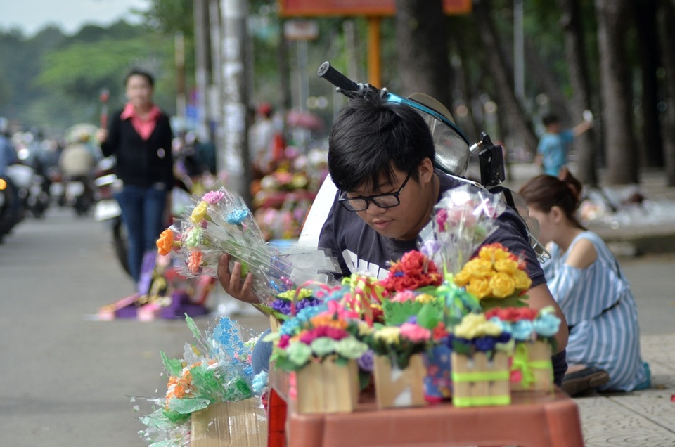 Một nam sinh viên tự làm hoa giấy bán với giá 5 ngàn một cành.