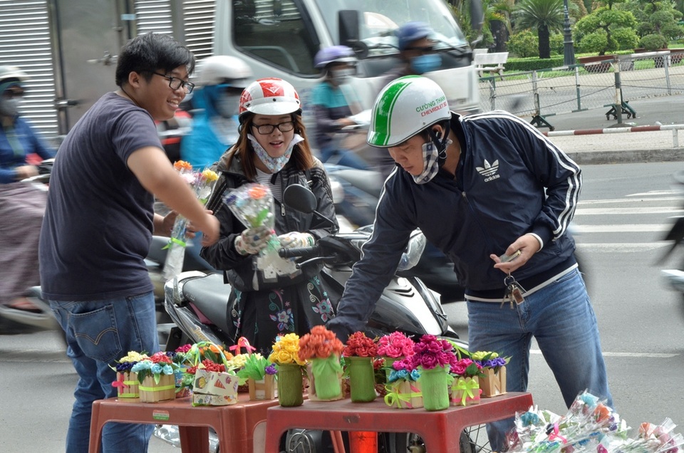 Cũng không ít khách hàng là nữ.